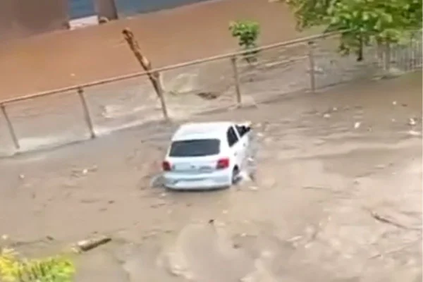 Imagens gravadas por moradores mostram carro sendo levado pela força da água em córrego que transbordou durante temporal em São Paulo - Metrópoles