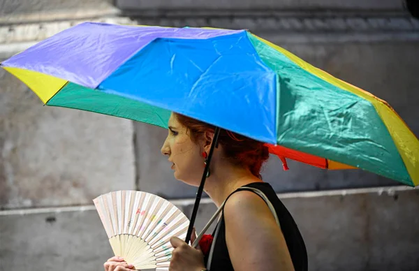 imagem colorida mulher com sombrinha portugal