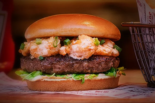 Outback traz de volta os burgers de costela desfiada e camarão