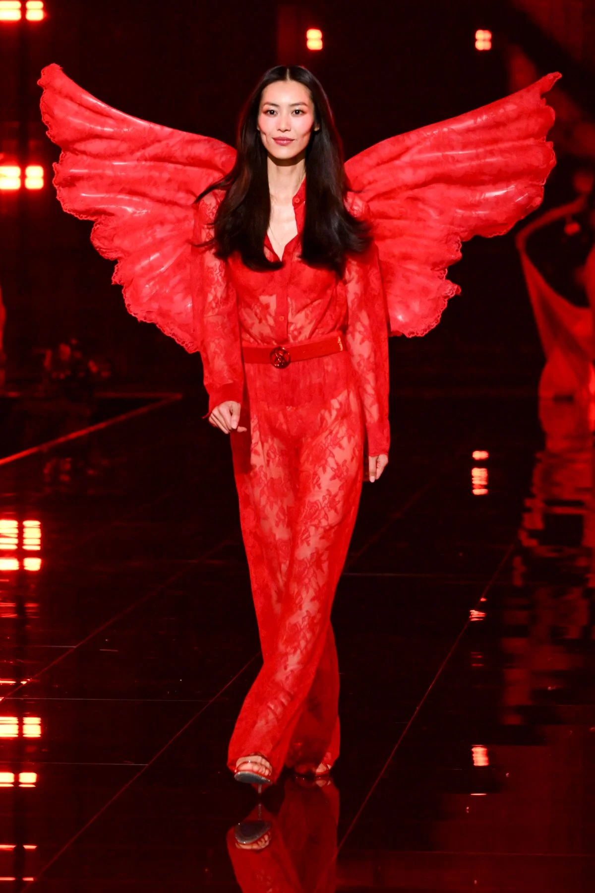 Liu Wen com conjunto vermelho de renda Liu Wen com conjunto vermelho de renda