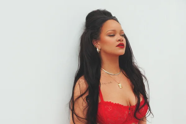 Rihanna agita a web ao posar de lingerie. Veja fotos - destaque galeria