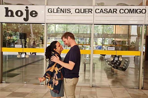 De cinema! Mulher é pedida em casamento no letreiro do Cine Brasília