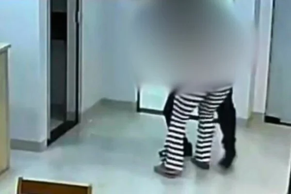 Mulher é agarrada por homem
