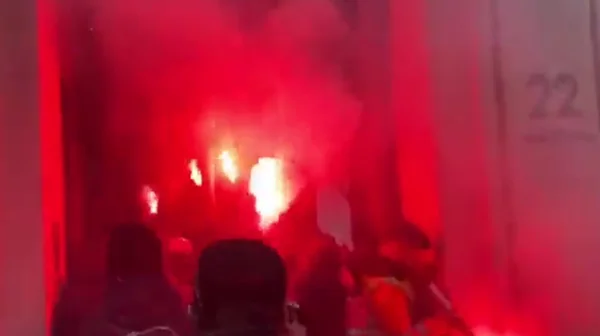 Grupo invade lojas de grife em Paris com sinalizadores e bandeiras - Metrópoles