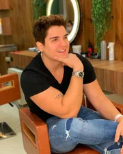 Eric Land começou a cantar profissionalmente aos 16 anos Eric Land começou a cantar profissionalmente aos 16 anos