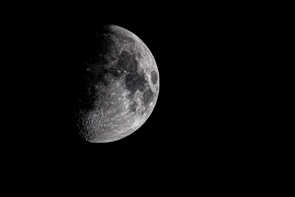 Imagem colorida mostra parte da lua sombreada - Metrópoles