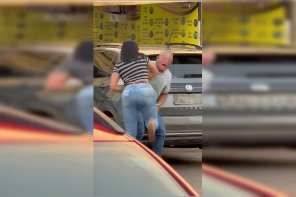homem sendo agredido por mulher em via pública