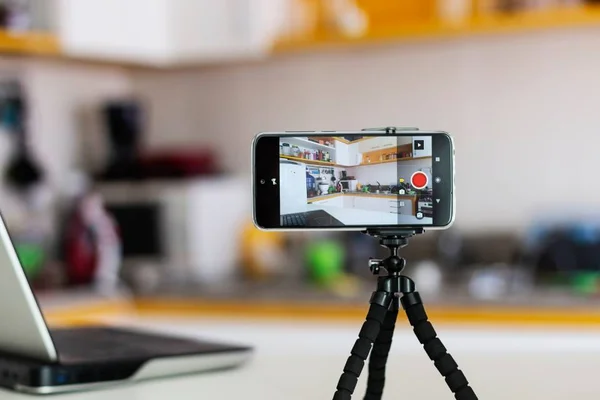 Rivalidade entre TikTok e Shorts e a influência dos vídeos mobile