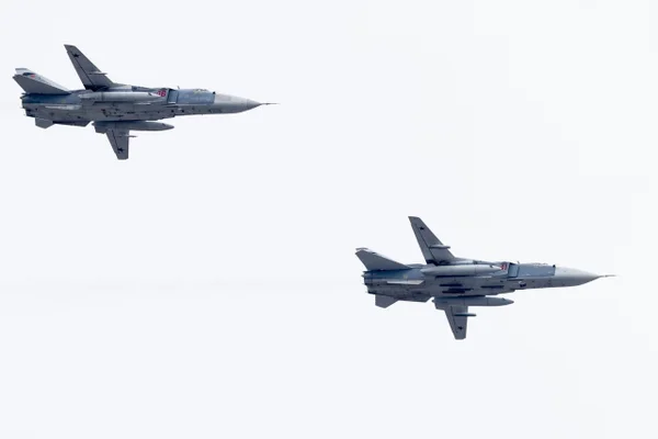 Imagem colorida mostra caças SU24 do Irã - Metrópoles