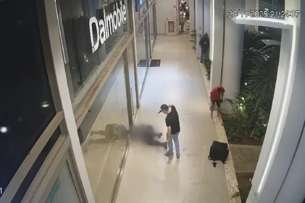 homem aponta arma para vigia