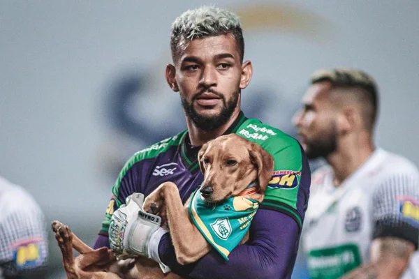 jogador com cachorro no colo