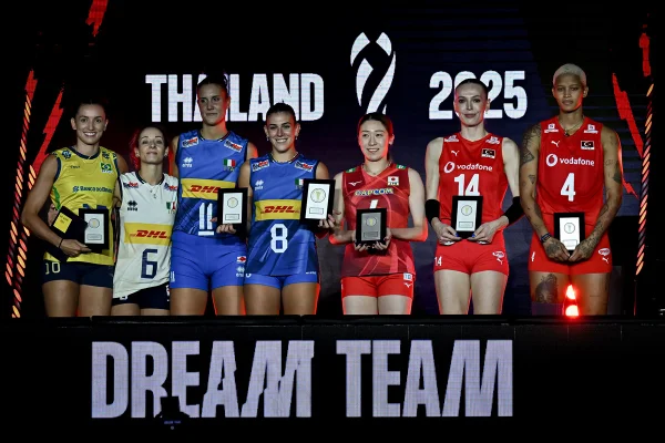 Seleção do Mundial de Vôlei, da esquerda para direita: Gabi Guimarães (ponteira), De Gennaro (levantadora), Anna Danesi (Central), Alessia Orro (MVP e levantadora), Mayu Ishikawa (ponteira), Eda Erdem (central) e Melissa Vargas (oposta).