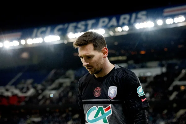 Com gol de cavadinha de zagueiro do 7 x 1, PSG cai na Copa da França
