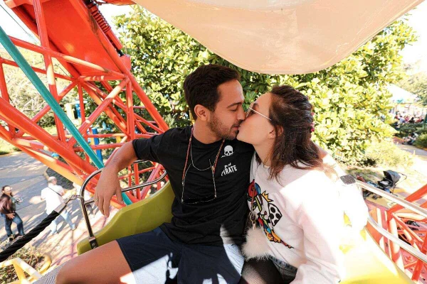 Larissa Manoela troca a Disney por parque brasileiro. Veja fotos!