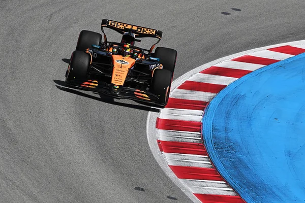 Imagem colorida de Piastri, da McLaren, no GP da Espanha- Metrópoles