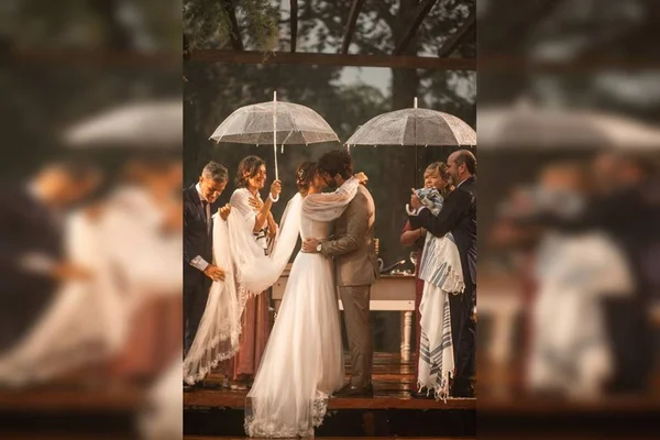 Chuva cai durante casamento e fotos da cerimônia ficam incríveis