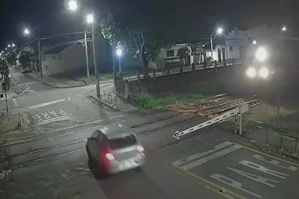Carro escapa por segundos de ser atingido por trem no interior de São Paulo