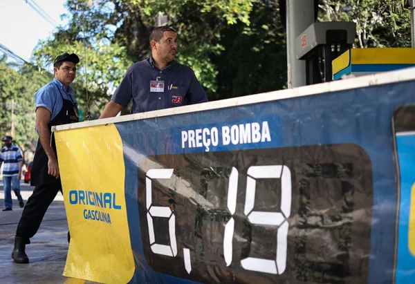 Fiscalização em posto de gasolina no RJ após redução do ICMS- Aline Massuca