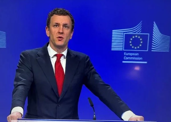 União Europeia adia tarifas sobre uísque e outros produtos dos EUA