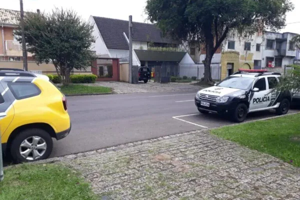 Marido é esfaqueado por esposa após discussão e “pratada” na cabeça