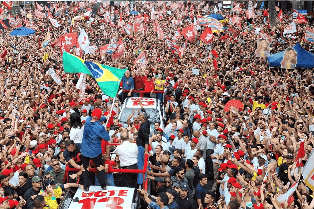 Lula empunha bandeira do Brasil durante hino nacional. Lula empunha bandeira do Brasil durante hino nacional.