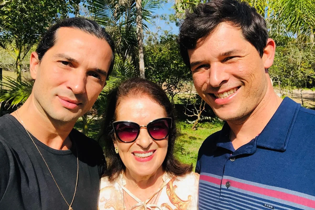 Jeff Machado posa ao lado do irmão e da mãe, Maria das Dores