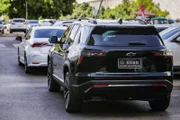 O Senado alugou 79 carros SUV com teto solar (modelo GM Equinox 2025) e uma van adaptada (modelo JAC T8). Os carros já estão em uso e em circulação pela Esplanada