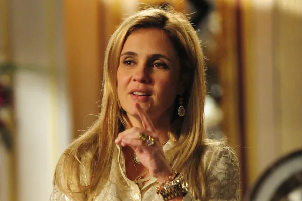 Adriana Esteves pode faturar salário milionário em Avenida Brasil 2