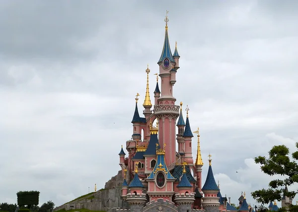 Funcionários da Disney em Paris entram em greve e “ocupam castelo”