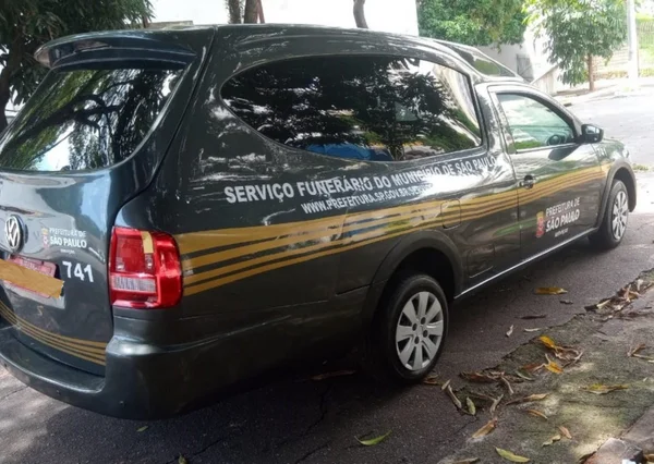 imagem colorida mostra foto de carro funerário da prefeitura de sp - metrópoles