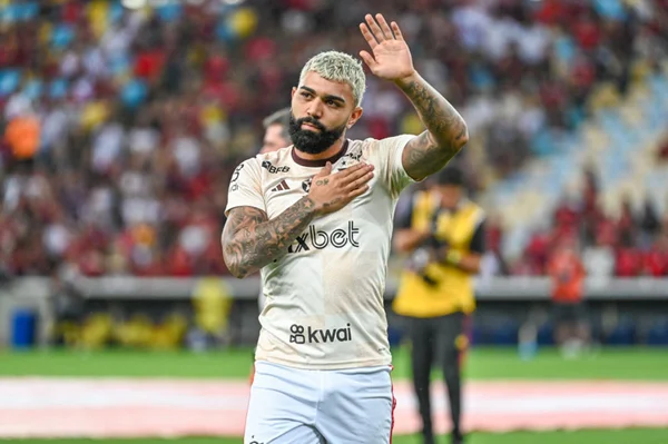 Imagem colorida de Gabigol com a mão no peito - Metrópoles