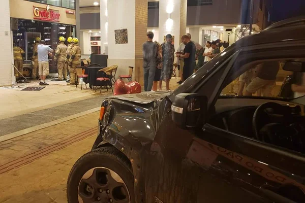 Motorista perde o controle e carro invade cervejaria no Noroeste