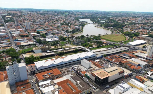 Imagem mostra vista aérea de cidade, com lago - Metrópoles