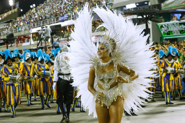 Conheça os profissionais que ajudam as celebridades a brilharem na folia carioca
