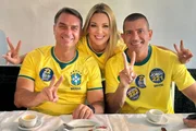 Fernanda Louback ao lado de Flávio Bolsonaro e Douglas Ruas Fernanda Louback ao lado de Flávio Bolsonaro e Douglas Ruas