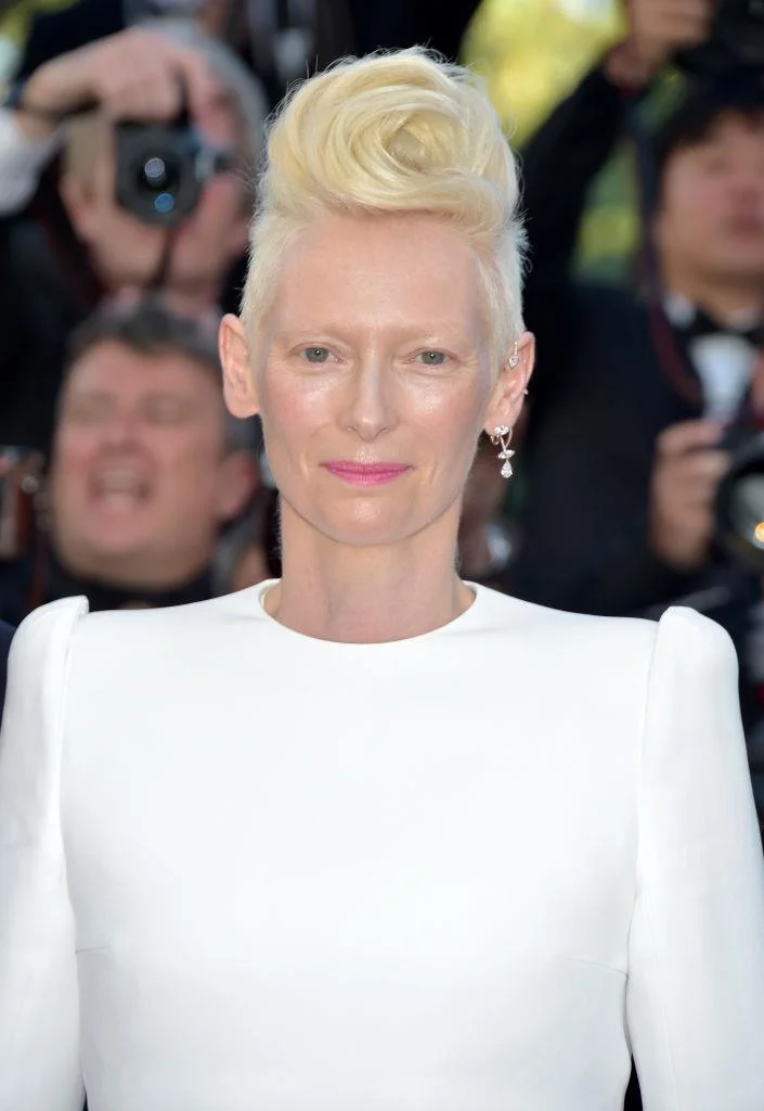 Curtinho com muito volume no alto e laterais em destaque para a atriz Tilda Swinton Curtinho com muito volume no alto e laterais em destaque para a atriz Tilda Swinton