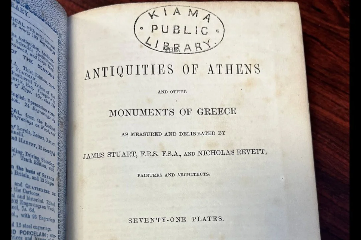 Livro é achado durante obra e devolvido à biblioteca 150 anos atrasado