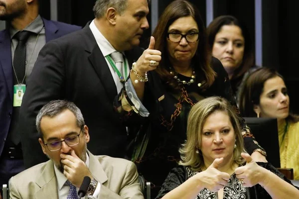 Centrão e oposição emparedam Weintraub, mas governo vê “vitória”