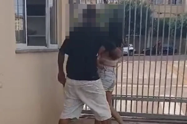 Imagem colorida de homem agrendindo esposa - Metrópoles