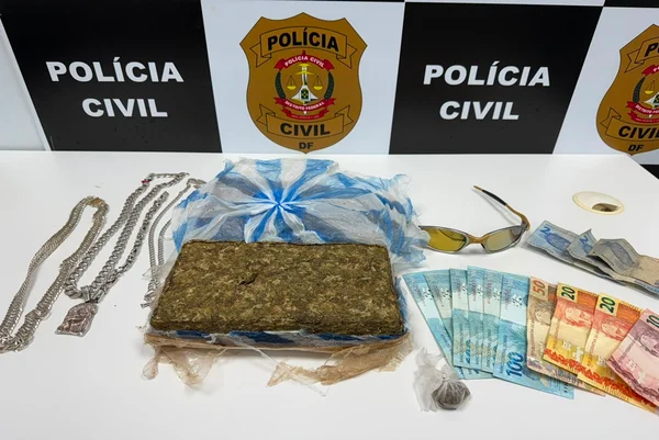 Foto de droga e dinheiro apreendido