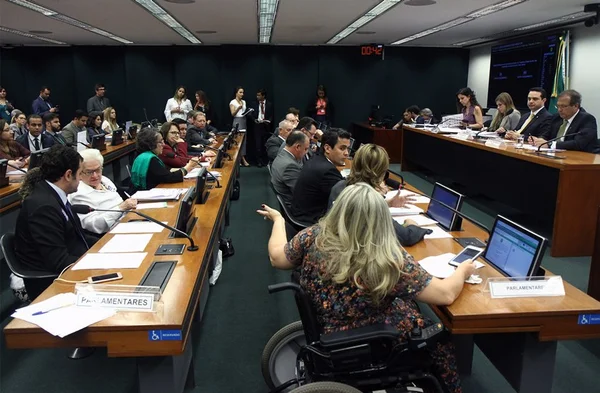 Comissão especial adia votação sobre destaques da “PEC do Aborto”