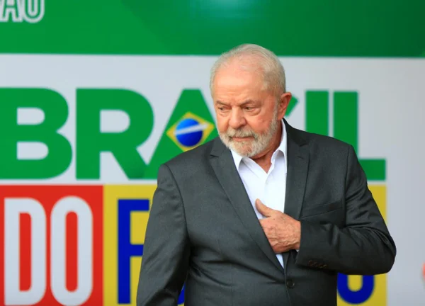 Presidente eleito, Lula, fala com a imprensa sobre a semana em Brasília e sobre o governo de transição. Na imagem, ele ajeita o terno - Metrópoles