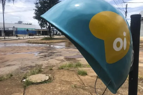 Imagem colorida mostra orelhão - Metrópoles
