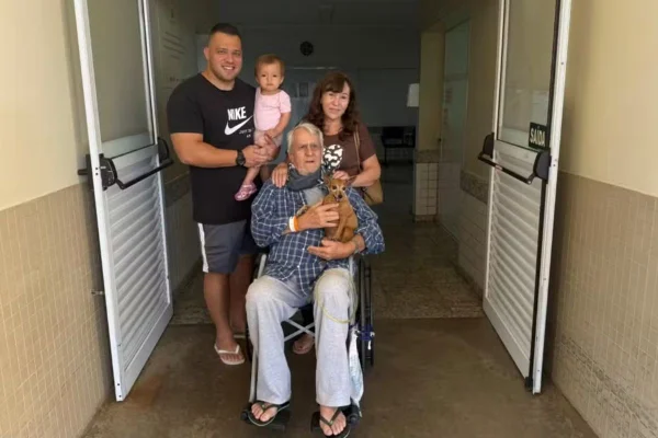 Altair Formentão, de 81 anos, na companhia de sua cachorra, Sacha