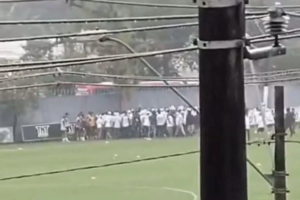 Imagem colorida mostra torcedores do Santos durante invasão do CT Rei Pelé - Metrópoles