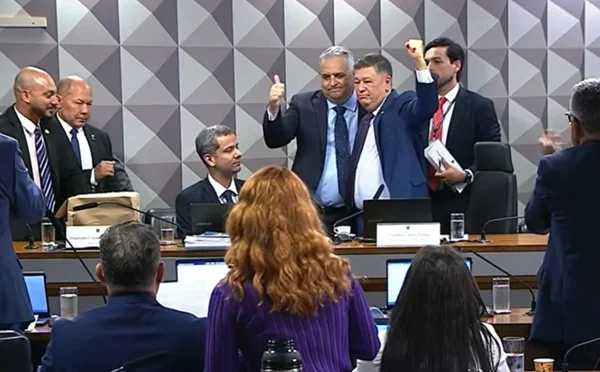 Relator da CPMI do INSS recebe aplausos antes de apresentar relatório