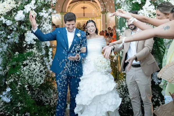 imagem colorida do casamento de joão campos, prefeito de recife, e da deputada tabata amaral