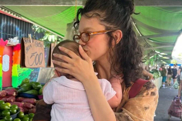 Foto colorida de Manu Gavassi e a filha, Nara - Metrópoles