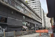 Rua Dom José de Barros, a "Rua do Pixo", com fachada de galeria pintada de cinza