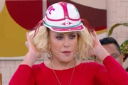 Ana Maria Braga usando chapéu de couro no mais você